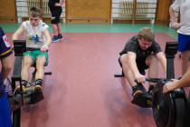 Soutěž na veslařských trenažerech