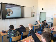 Korunovace nového anglického krále v hodinách angličtiny