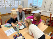 Pokusy - duha, balónek a matematika na tabletu