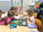 Pokusy - duha, balónek a matematika na tabletu