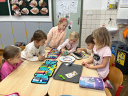 Pokusy - duha, balónek a matematika na tabletu