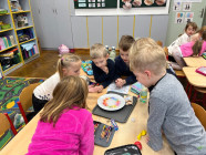 Pokusy - duha, balónek a matematika na tabletu