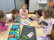 Pokusy - duha, balónek a matematika na tabletu