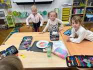 Pokusy - duha, balónek a matematika na tabletu