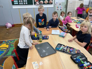 Pokusy - duha, balónek a matematika na tabletu