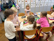 Pokusy - duha, balónek a matematika na tabletu
