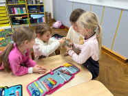 Pokusy - duha, balónek a matematika na tabletu
