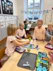 Pokusy - duha, balónek a matematika na tabletu