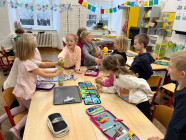 Pokusy - duha, balónek a matematika na tabletu