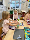 Pokusy - duha, balónek a matematika na tabletu