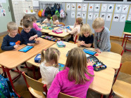 Pokusy - duha, balónek a matematika na tabletu