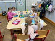Pokusy - duha, balónek a matematika na tabletu