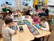 Pokusy - duha, balónek a matematika na tabletu