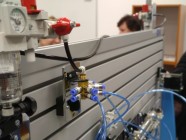 Zástupce ředitele SPŠE předvedl učitelům nové moderní vybavení školy