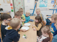 Stavby z krychlí podle osy, rýsování hvězd a pokusy