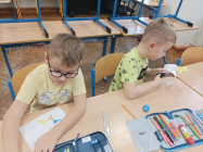 Stavby z krychlí podle osy, rýsování hvězd a pokusy