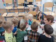 Stavby z krychlí podle osy, rýsování hvězd a pokusy