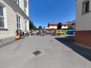 Den bez batohů