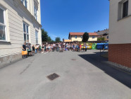 Den bez batohů