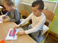 Hrajeme si s autobusy, vystřihování osově souměrných obrazců