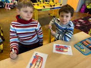 Hrajeme si s autobusy, vystřihování osově souměrných obrazců