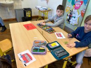 Hrajeme si s autobusy, vystřihování osově souměrných obrazců