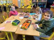Hrajeme si s autobusy, vystřihování osově souměrných obrazců