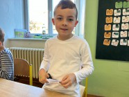 Hrajeme si s autobusy, vystřihování osově souměrných obrazců