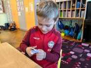 Hrajeme si s autobusy, vystřihování osově souměrných obrazců