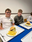 Oběd na přání - pochutnali jsme si na burgeru!