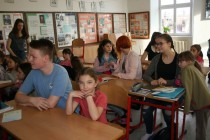 Prvňáčci přejí deváťákům k přijímacím zkouškám