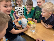 Skládání kostky z papíru, napodobování obrázků, pokus s vejcem